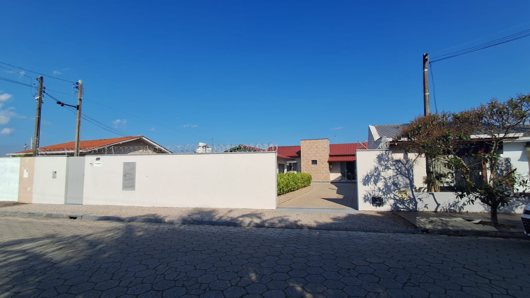 Casa com três dormitórios e piscina no bairro Universitário - Tijucas