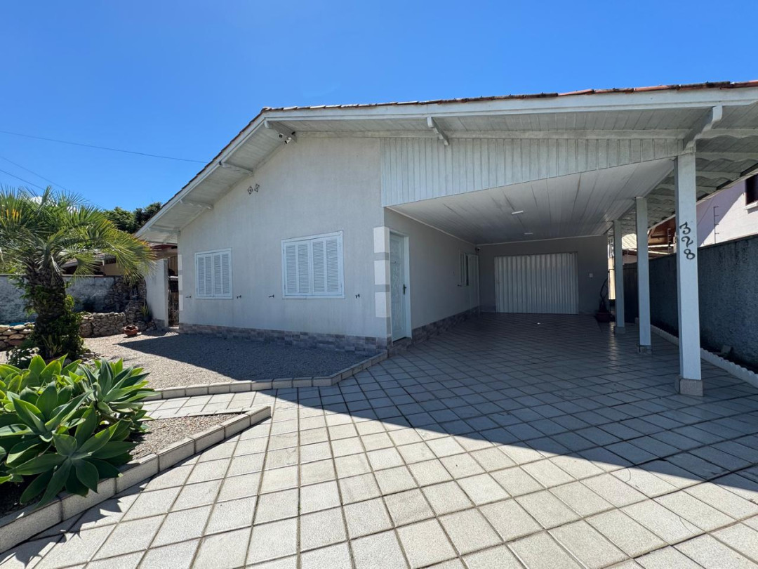 Casa com piscina no bairro Centro em Tijucas