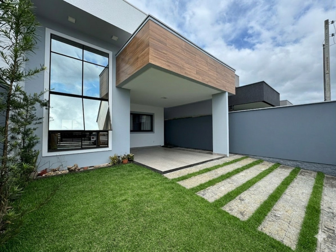 Casa mobiliada com três dormitórios sendo uma suíte à venda no Bosque da Mata - Tijucas/SC.