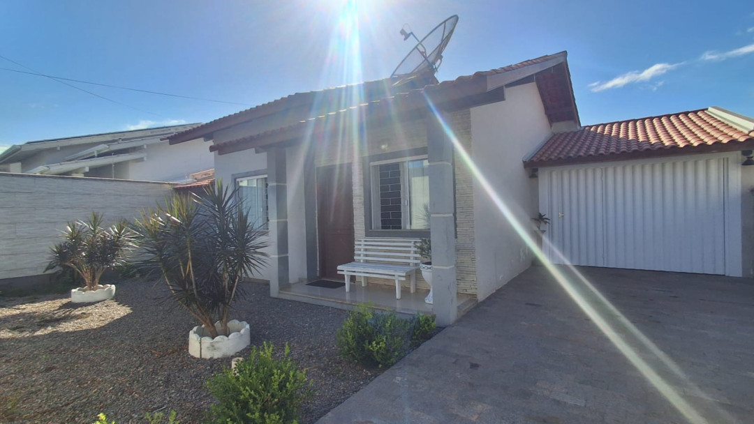 Casa com dois dormitórios e closet à venda no Bairro Praça em Tijucas/SC.