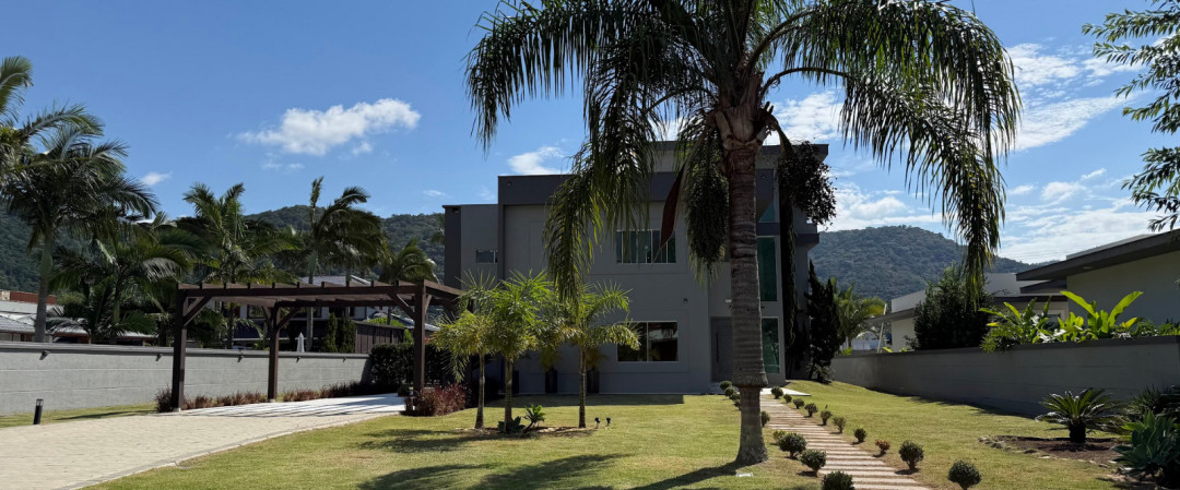 Excelente casa semi mobiliada a venda com 4 suítes no bairro Casa Branca - Itapema/SC