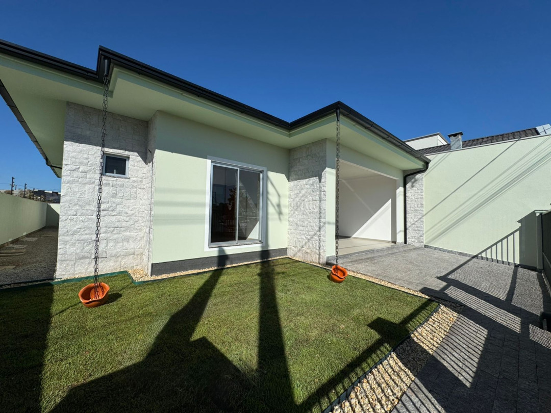 Casa com três dormitórios sendo um suíte e closet à venda no bairro Joaia - Tijucas/SC.