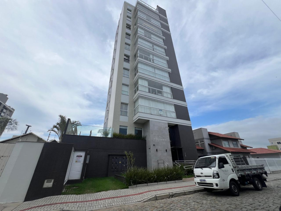 Apartamento a venda com três suítes no bairro Centro - Tijucas/SC
