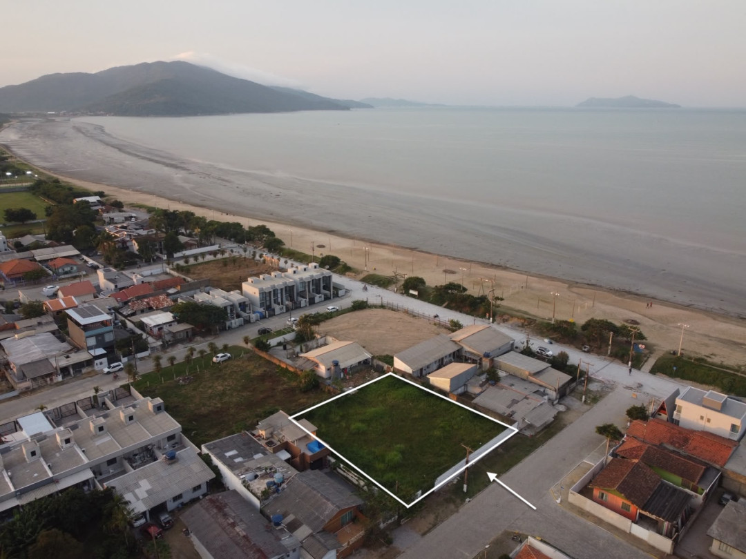 Terreno estratégico para investimento ou incorporação a 40 metros da Praia de Tijucas