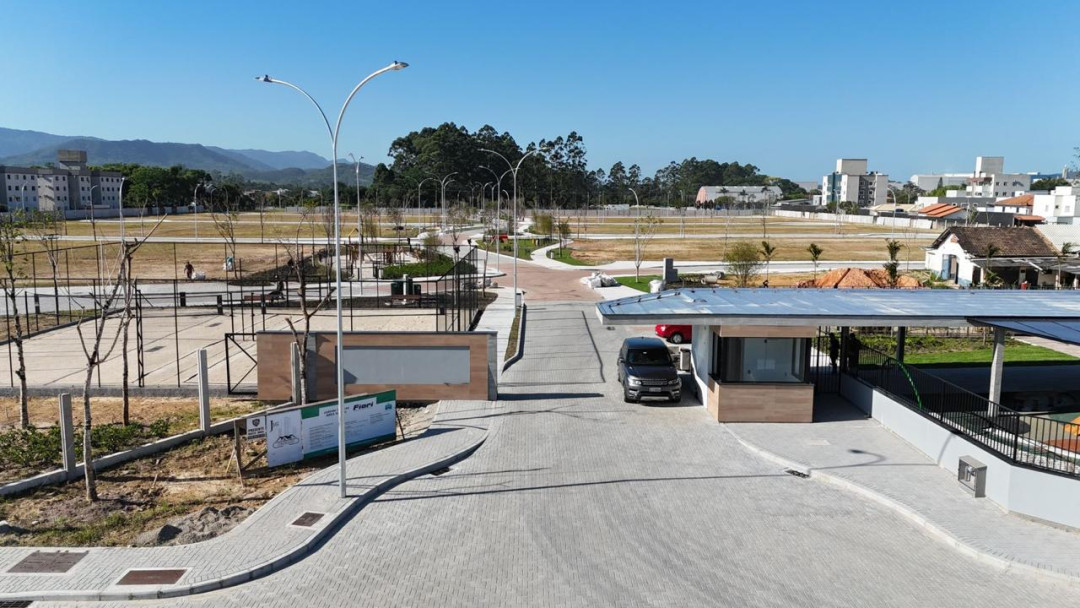 Lote em condomínio  fechado com área de lazer completa a venda- Tijucas/SC
