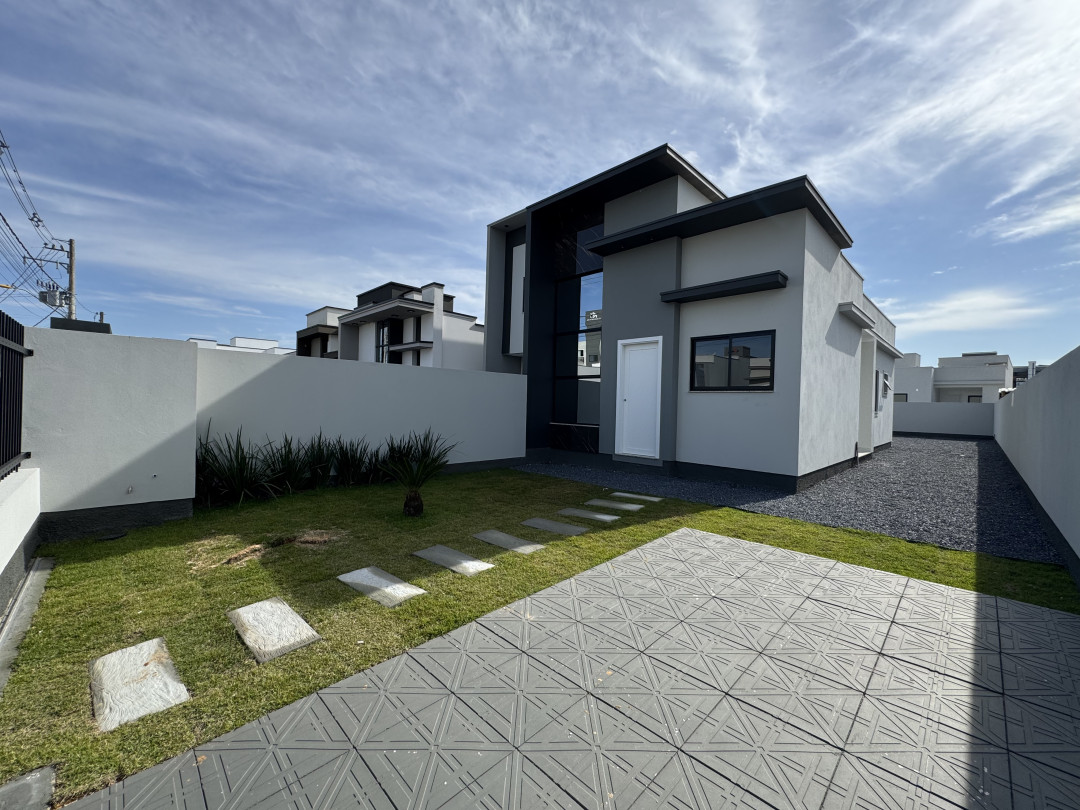 Casa com amplo terreno à venda em Tijucas