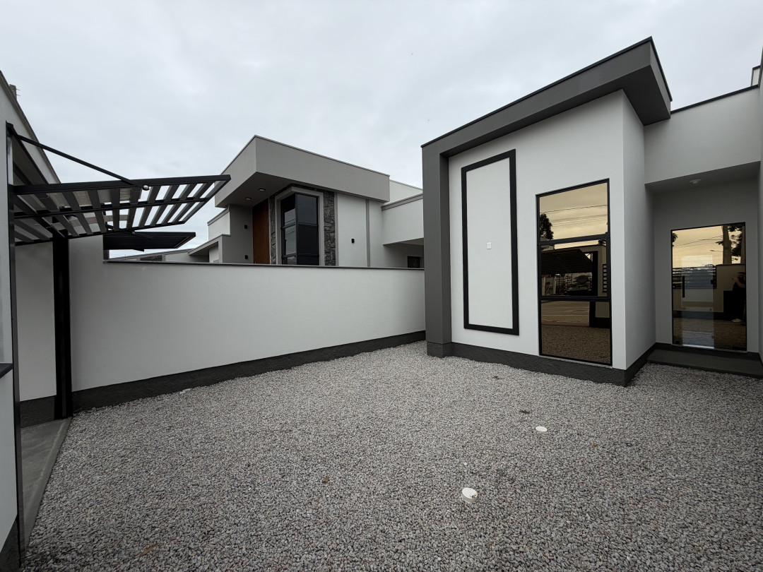 Casa com suíte e passagem lateral à venda em Tijucas/SC