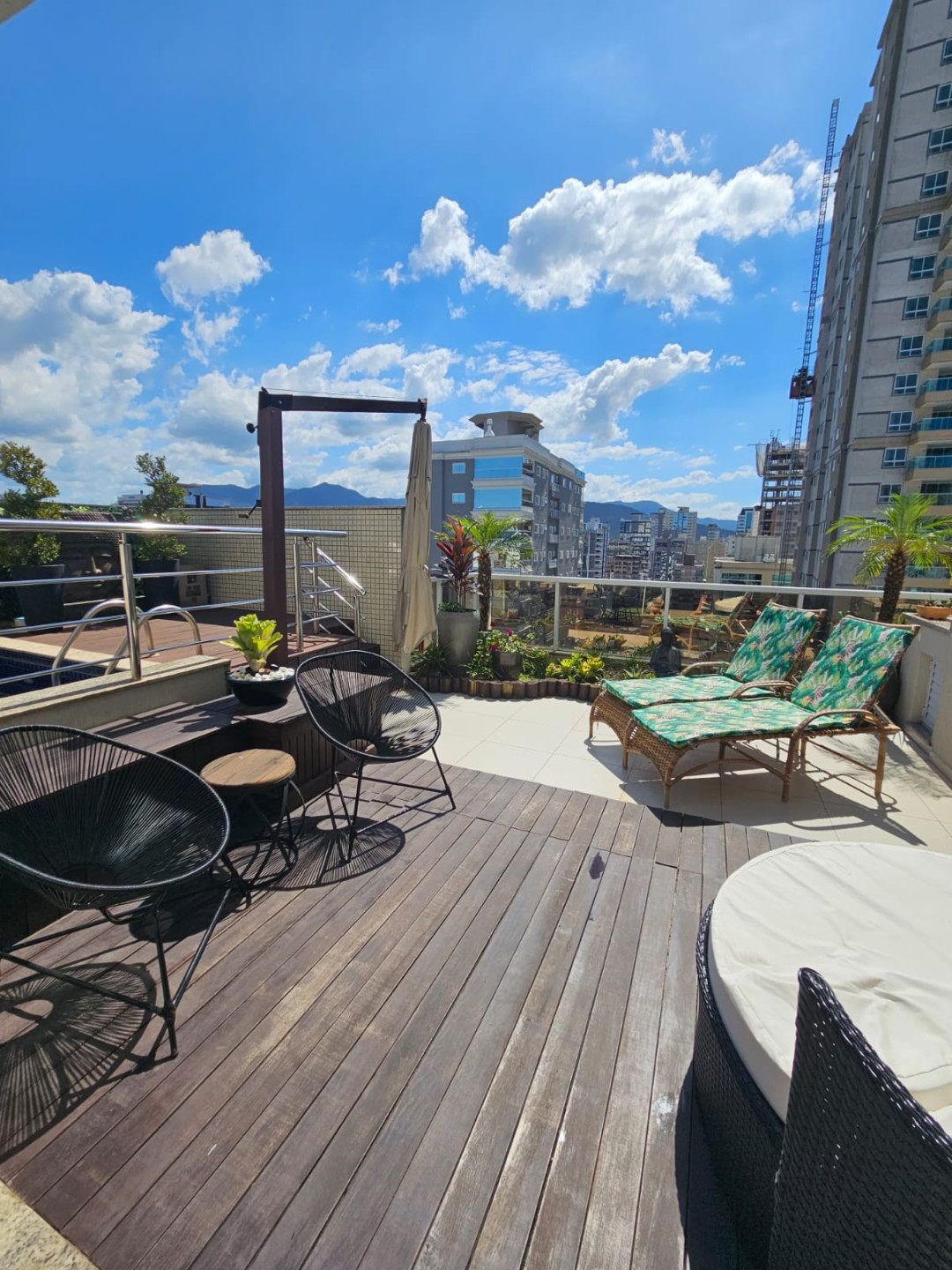 Apartamento duplex com piscina a venda em Meia Praia, Itapema/SC