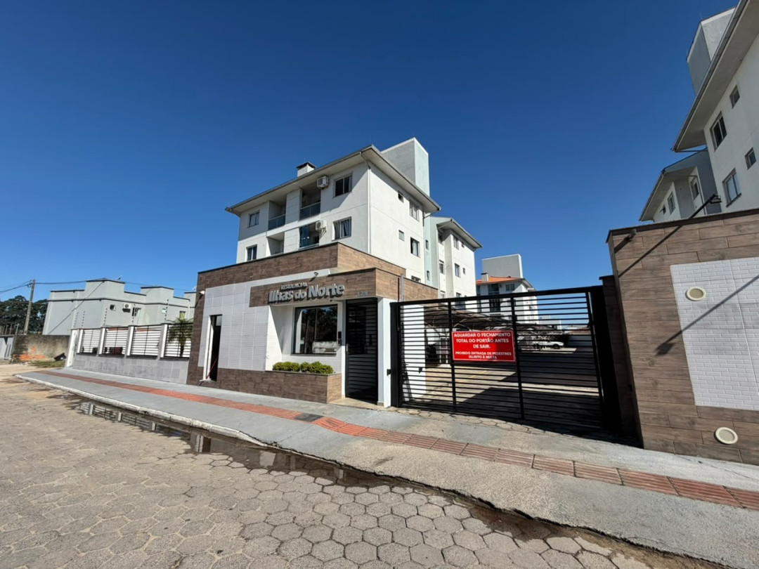Apartamento para locação com dois dormitórios e sacada com churrasqueira em Tijucas/SC.