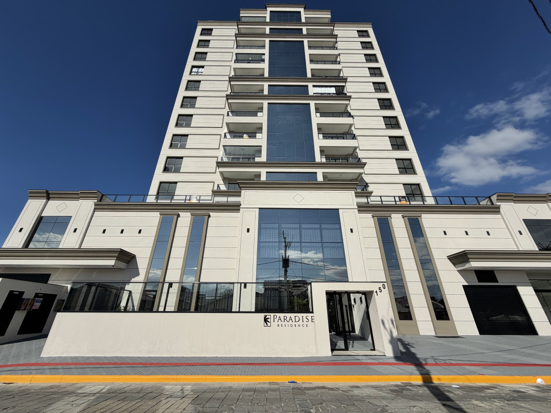 Apartamento com três dormitórios à venda no centro de Tijucas/SC.