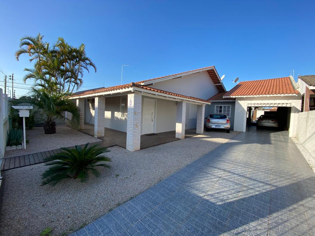 Casa com amplo terreno e piscina no centro de Tijucas