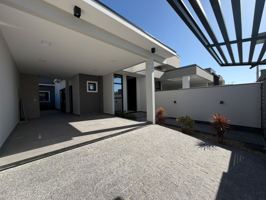 Casa com três dormitórios sendo um suíte à venda no bairro Areias - Tijucas/SC.