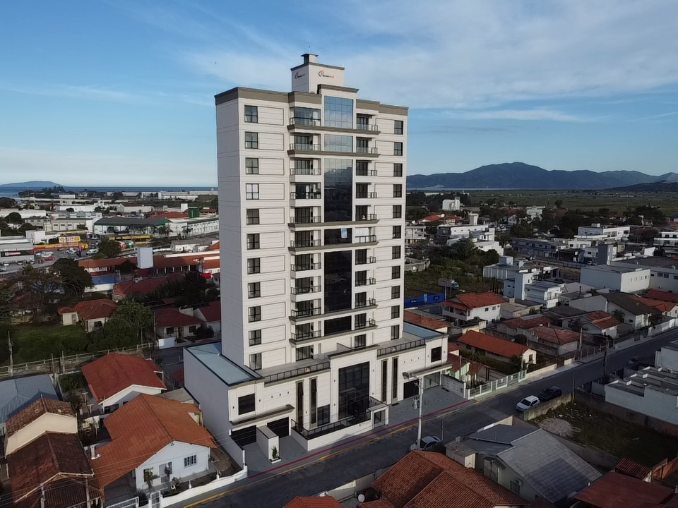 Apartamento com três dormitórios à venda no centro de Tijucas/SC.