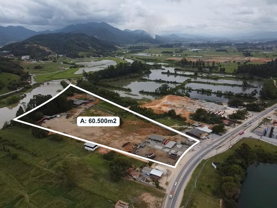 Amplo terreno as margens da Rodovia SC-410 e a Beira Rio em Tijucas