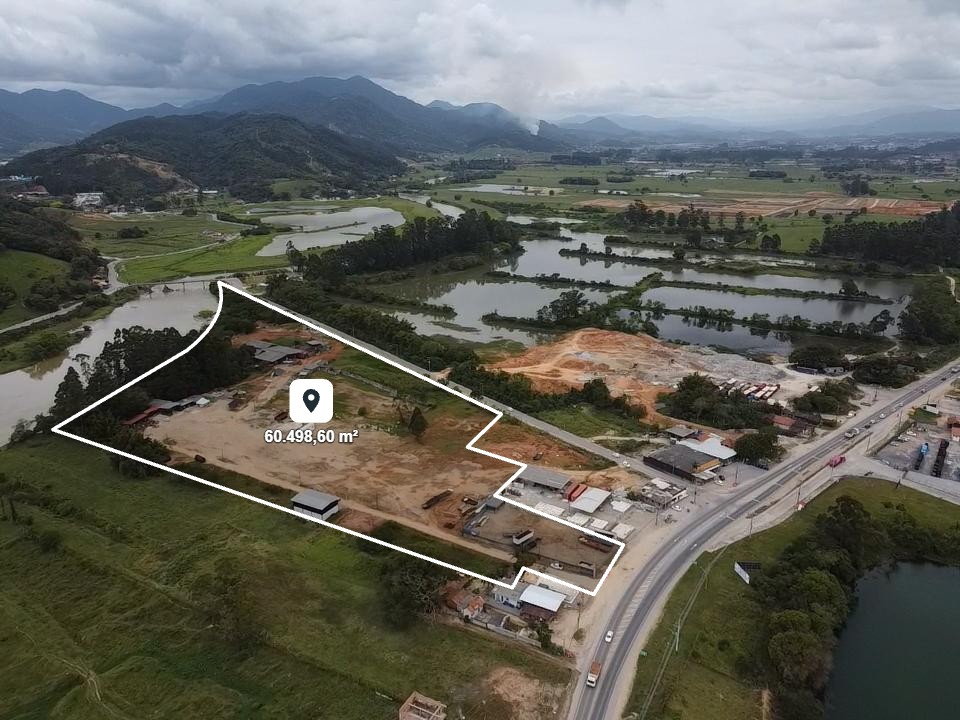 Amplo terreno as margens da Rodovia SC-410 e a Beira Rio em Tijucas